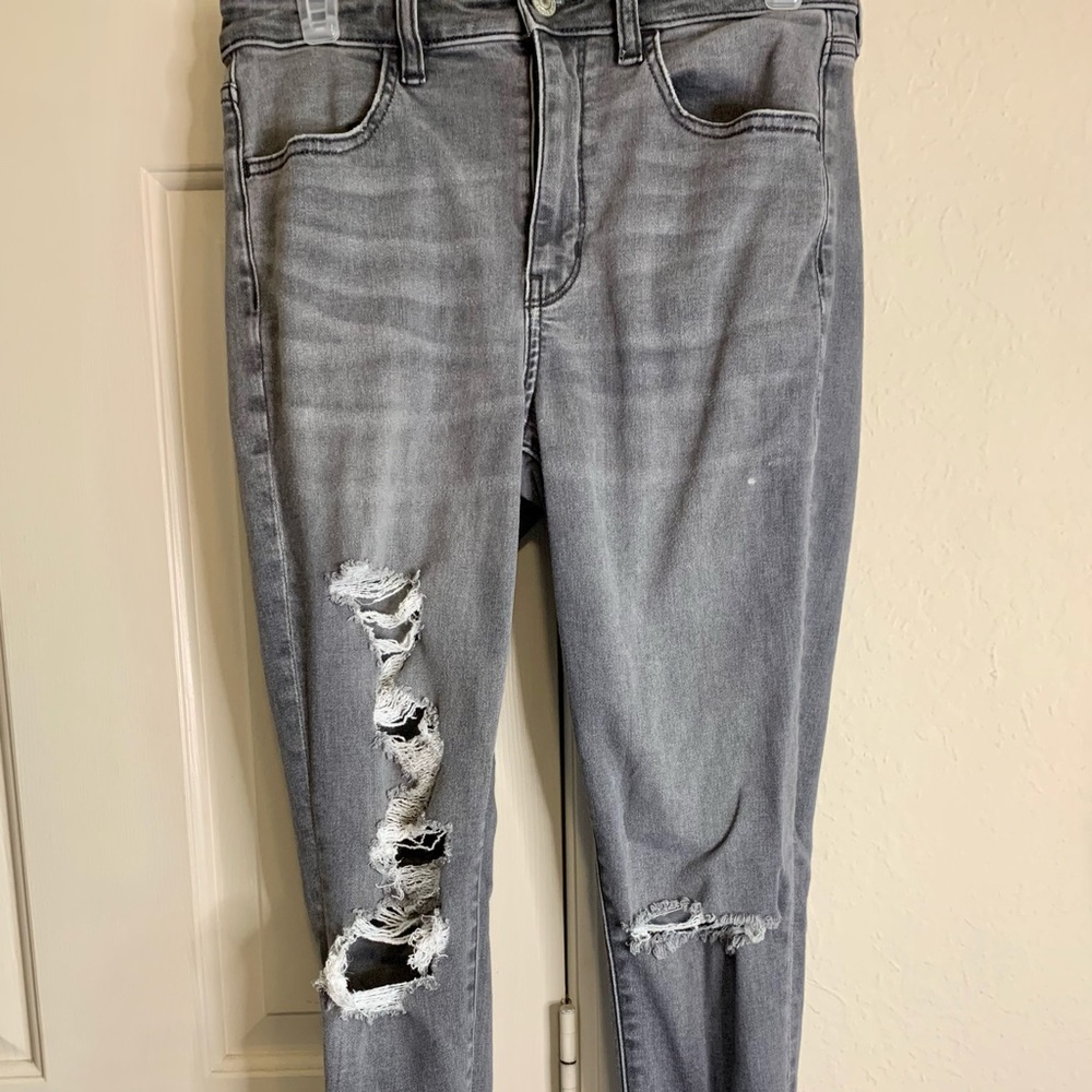 Women’s American Eagle skinny jeans.
